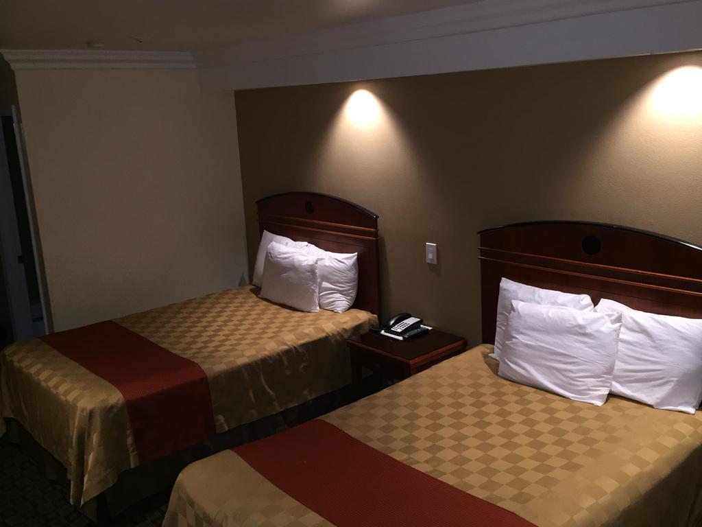 Ontario Inn & Suites Montclair Room photo