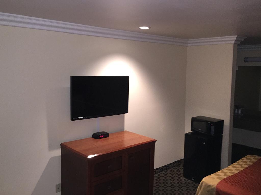 Ontario Inn & Suites Montclair Room photo